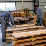 Employés travaillant à l'assemblage des palettes en bois