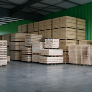 Empilement de caisses et palettes en bois